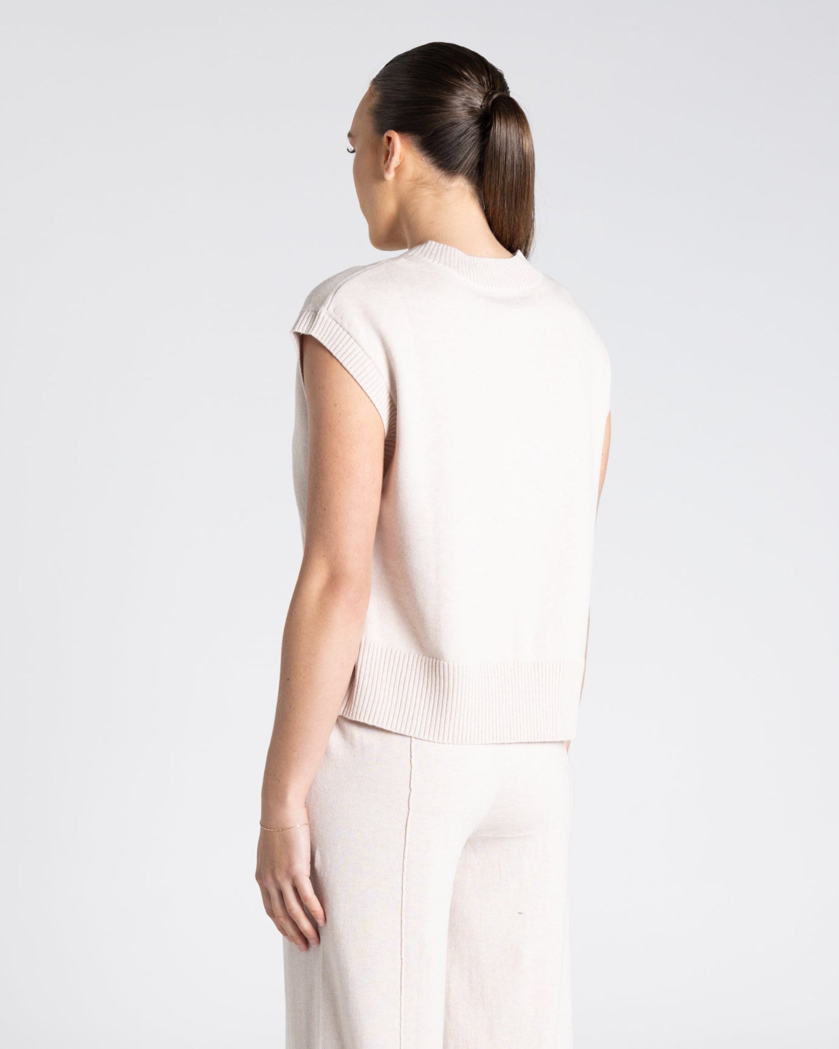 Two T's V-Neck Cotton Merino Vest - Oat