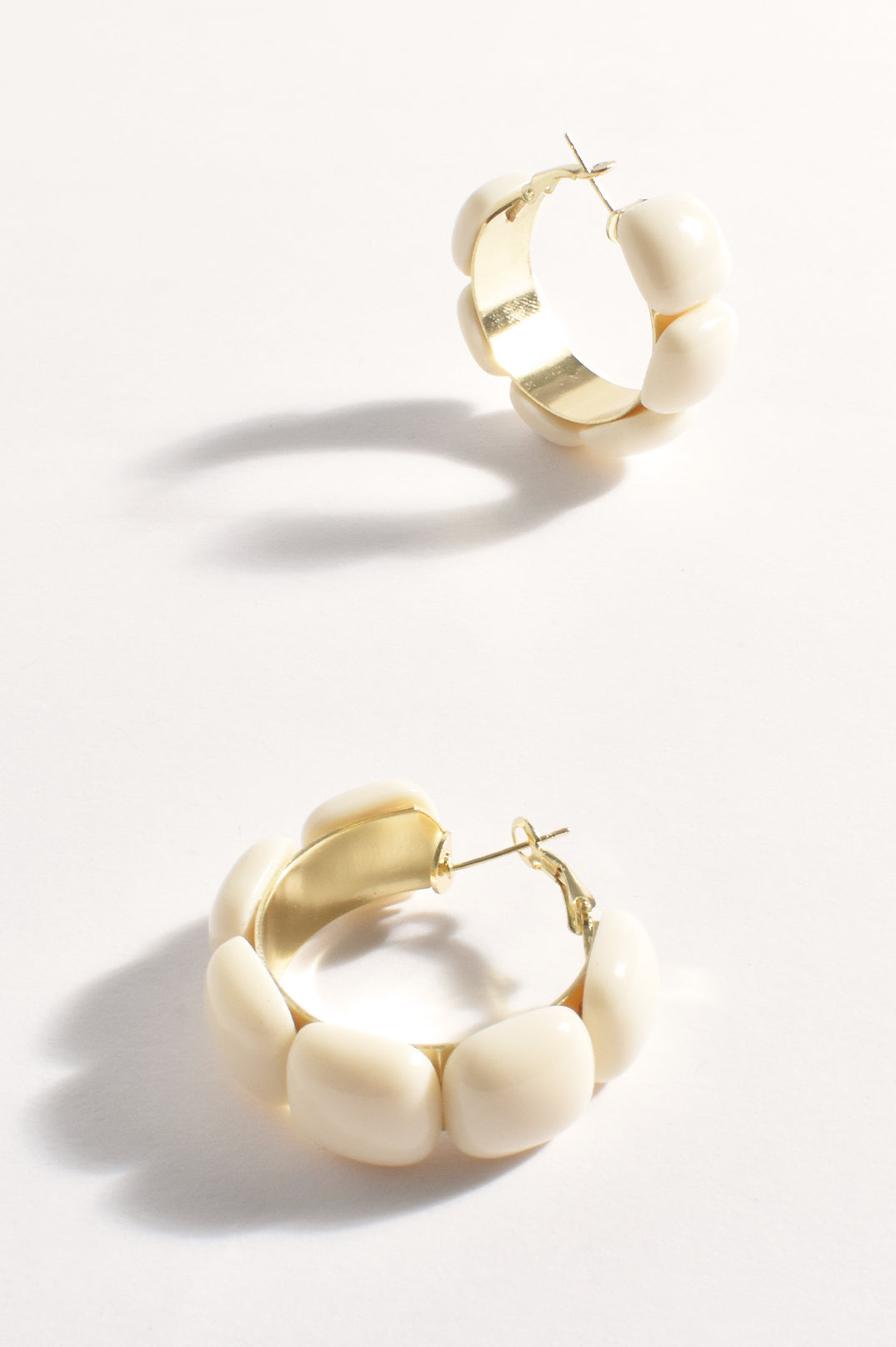 Adorne Midi Metal Resin Hoops - Cream/Gold