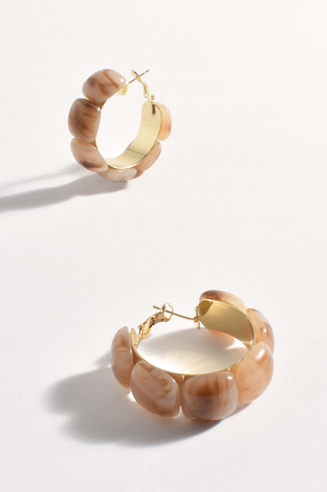 Adorne Midi Metal Resin Hoops - Cream/Gold