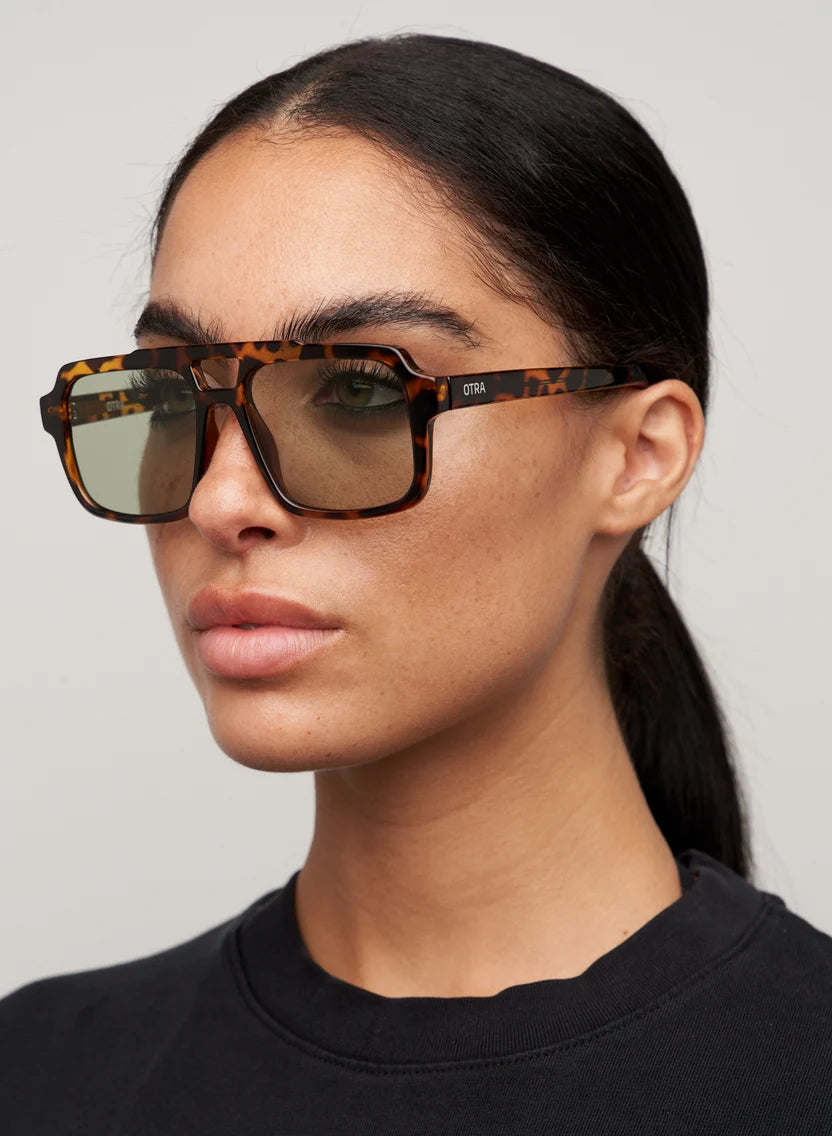 Otra Eyewear TAME - Tort/Light Green